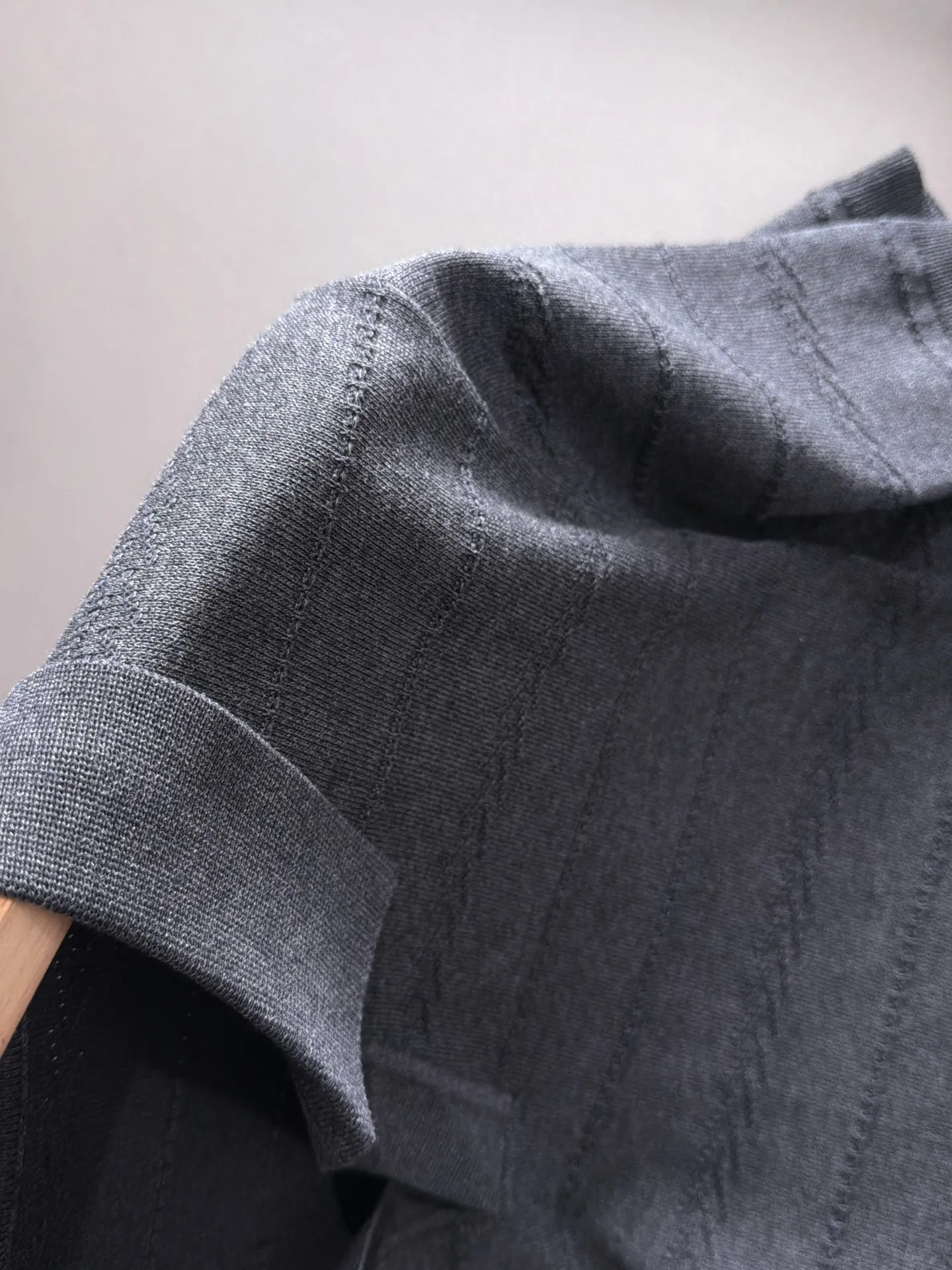 LP high quality Loro Piana 26ss New Arrival men's short-sleeved T-shirt. Made of combed cotton yarn knitted cotton fabric, no pressure when entering and exiting the counter. Exclusive control of raw materials. It feels substantial when weighed, and the upper body is more textured than ordinary T-shirts. This texture can handle the weather easily and is suitable for both hot and cold! Loose fit design, looks noble. The only correct version is available Size: M to 3XL